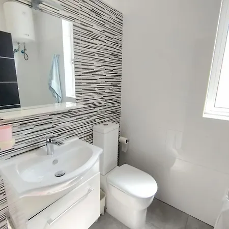 Cosy Seaside Apt, 200m From The Seafront Lägenhet